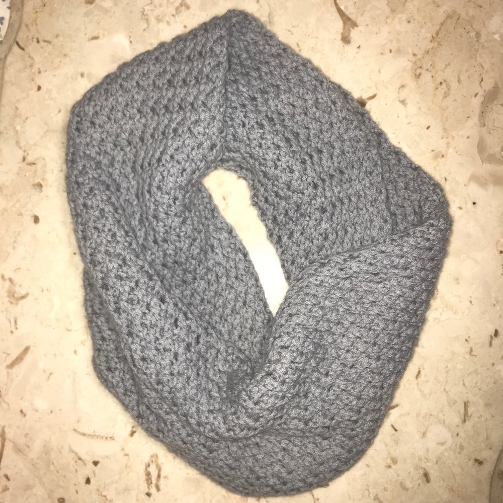 UGG Infinity Scarf knitted in lovely Gray
